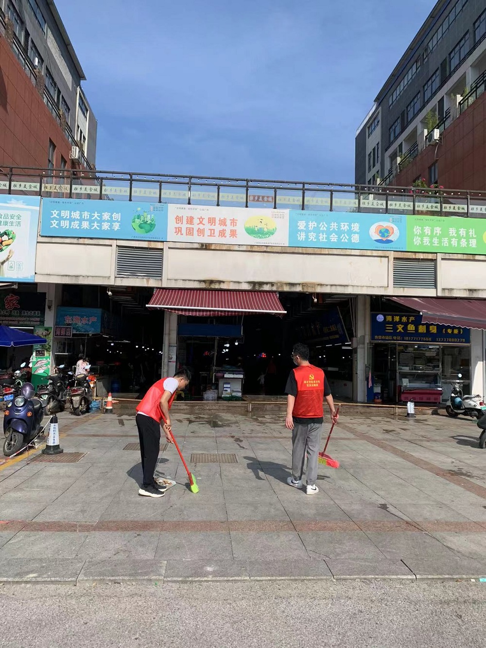 1690273547174118.jpg 黨員在清掃煙頭照片.jpg